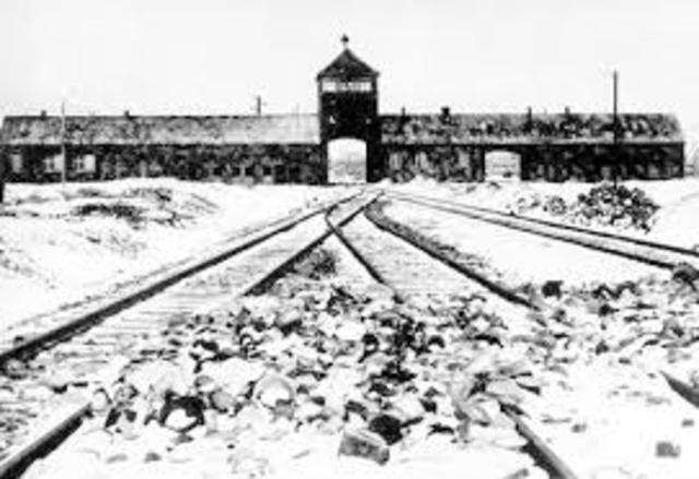 Auschwitz concentration camps begins evacuation