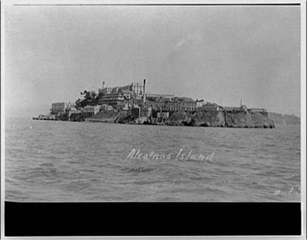 first prisners arrive at alcatraz (likely including al capone)