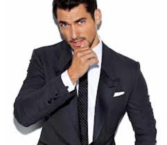 Lanza su primera coleccion de trajes masculinos