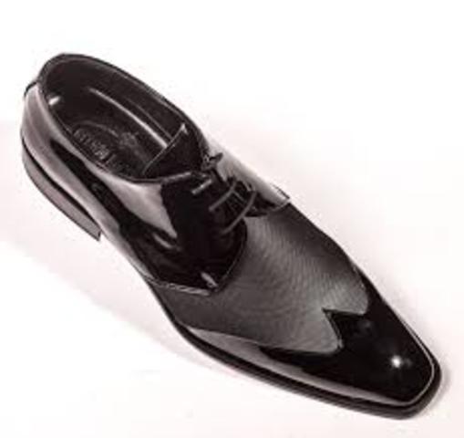 Lanza su tercera coleccion de zapatos masculinos.