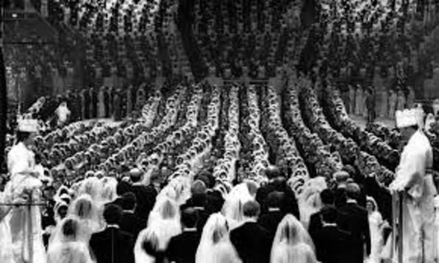 Reverend Sun Myung Moon Marries 2,075 Couples at Madison Square Garden