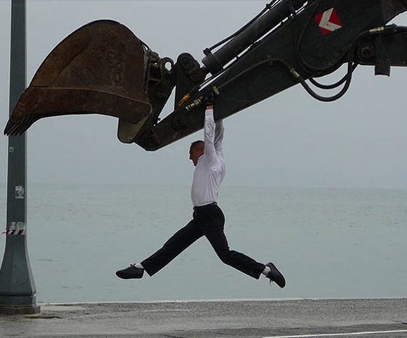 «Танец человека и экскаватора»