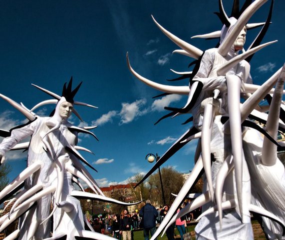 Уличный театр «Высокие братья»