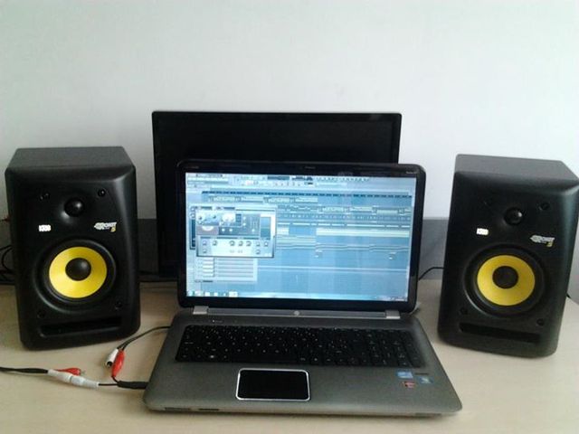 de producer haalt zijn eerste professionele materiaal binnen