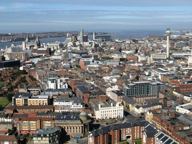 Nace en Liverpool, Inglaterra