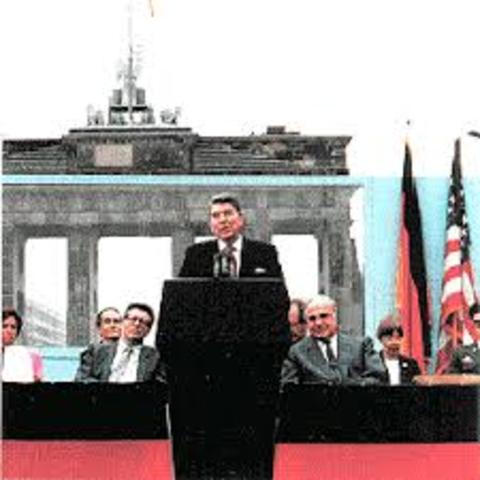 Reagan makes a speech at Brandendberg Gate, West Berlin