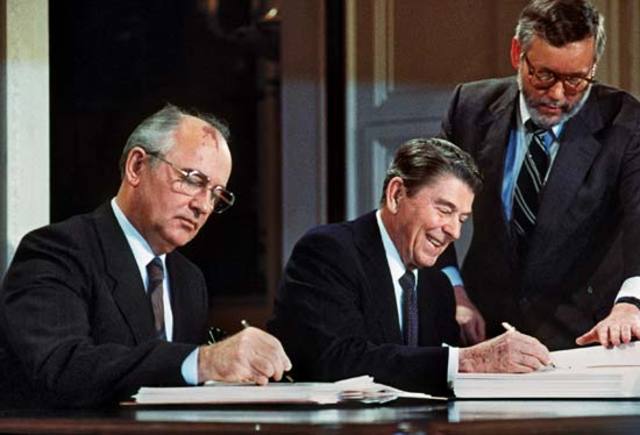Reagan and Gorbachev sign INF Treaty