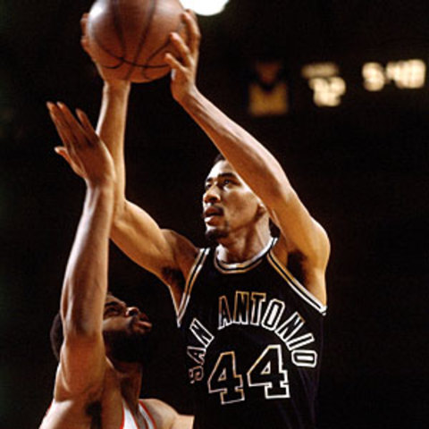 Gervin, Thompson duel to the finish