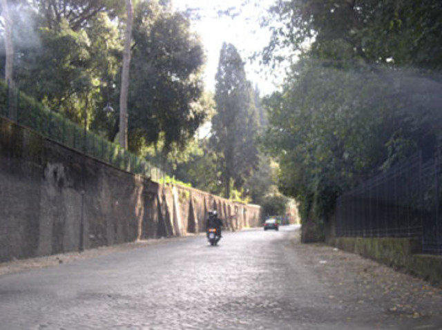 Multa vehicula ibant Viam Appiam, et Magister Kless ascendebat in alteram raedam.