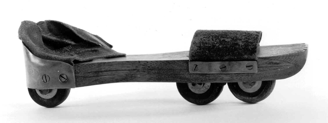 M. Petitbled patentó, en París de los primeros patines sobre ruedas.