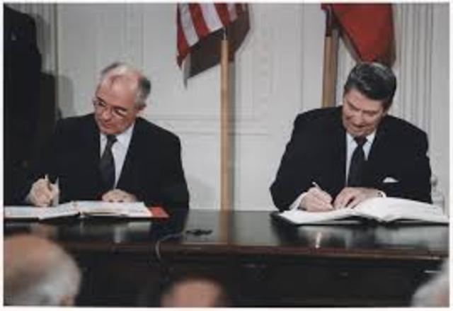 Reagan and Gorbachev sign INF Treaty