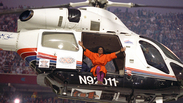 XXX - Diana Ross with special effects, pyrotechnics and stadium card stunt. Finale featured Diana Ross entró en helicoptero