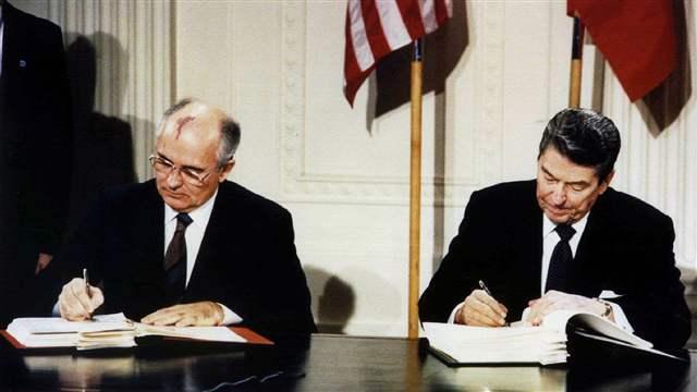 Reagan and Gorbachev sign INF Treaty