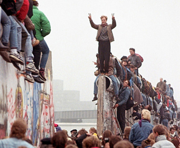 Berlin wall comes down