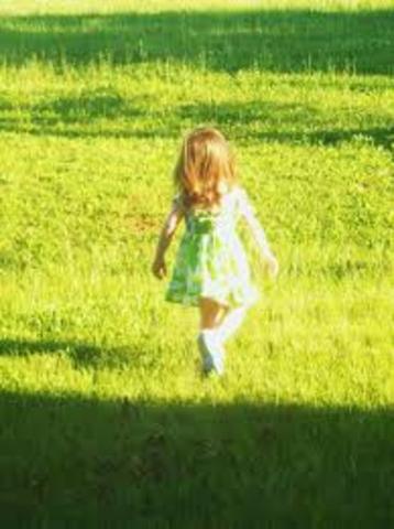 Yo apretadé caminar en un año edad.