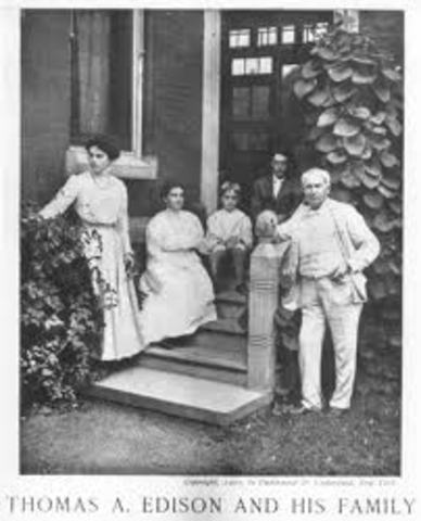 Thomas Edison gets married to Mary Stillwell