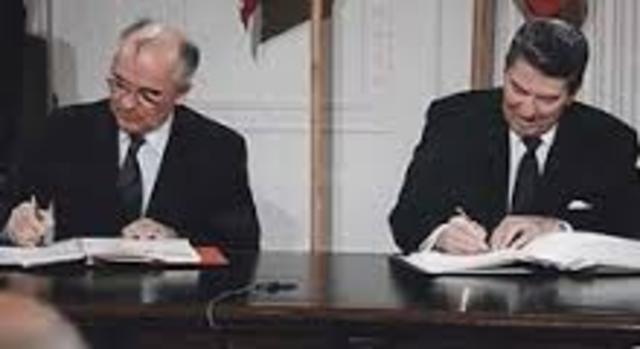 Reagan and Gorbachev sign treaty