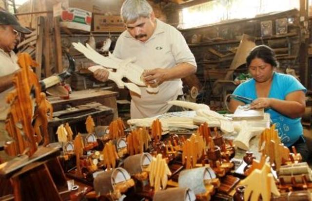 Artesanos evaluando calidad de sus productos