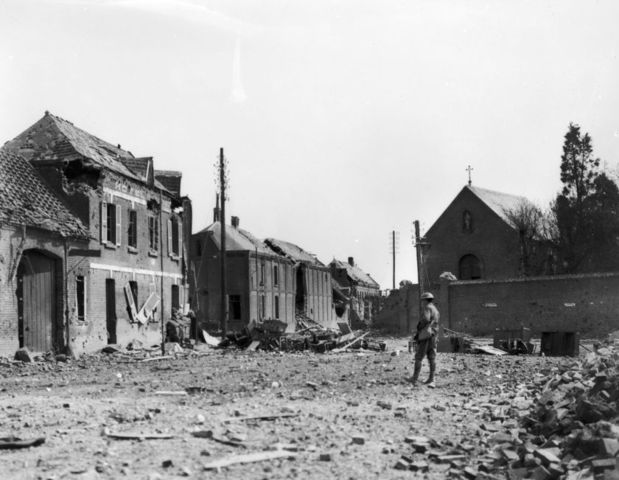 Australian troops recapture the town of Villers- Bretonneux in France