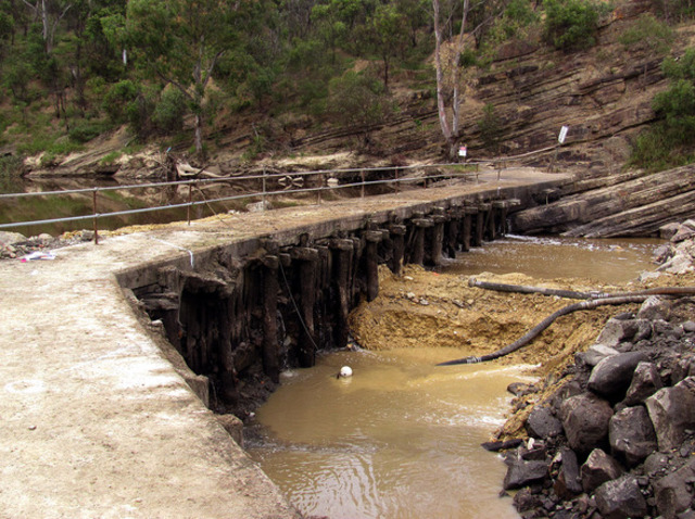 Floods damage Dights Falls Weir