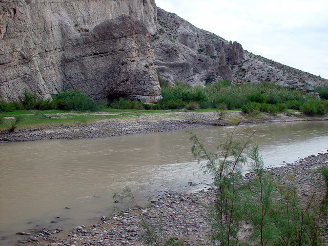 jose de Escone established land grants along the rio grande.
