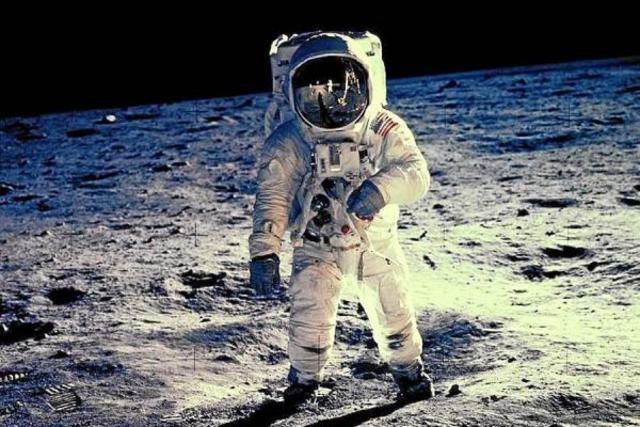 El primer hombre en la luna