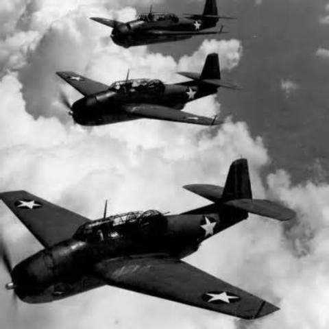 Japón bombardea la base Pearl Harbor (Hawai) de Estados Unidos (EE.UU.)