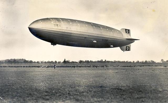 German Zeppelins bomb London