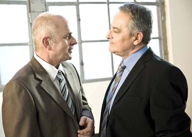 CAMERON VISITA AL PADRE DE LAURA