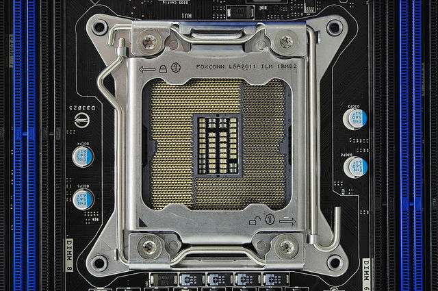LGA 2011 o Socket R (INTEL)