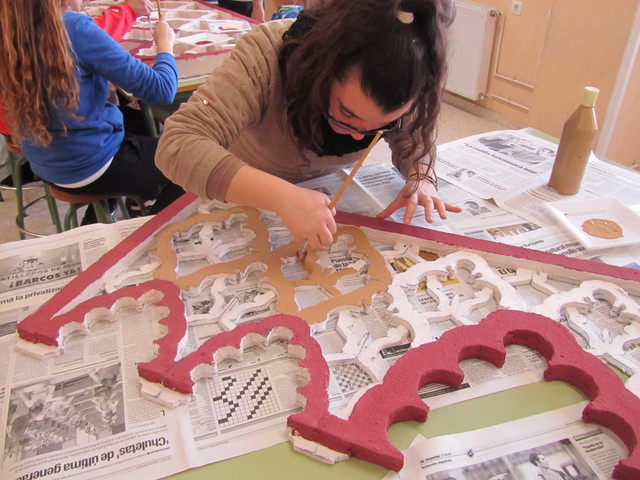 Arquería con paño de sebka y Tracería con cruz gótica