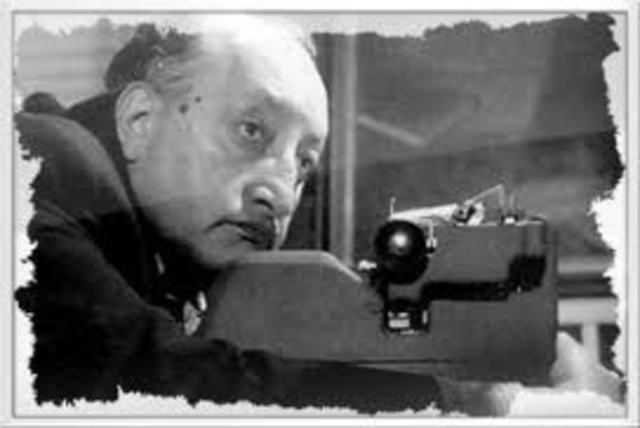 En 1936 publica su primer volumen de poesias, siendo este Sonetos.