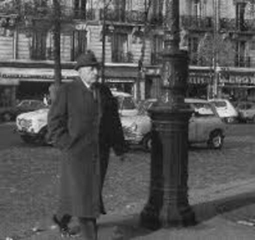 Comenzó una carrera diplomática en 1946.