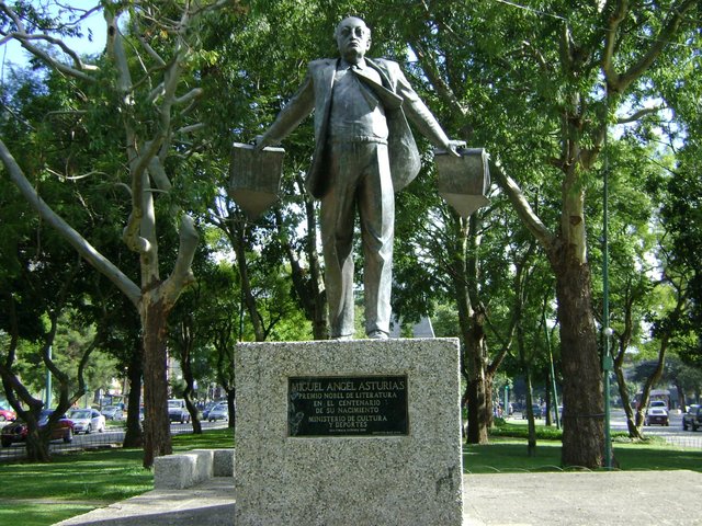 Muere a los 74 años en Madrid España.