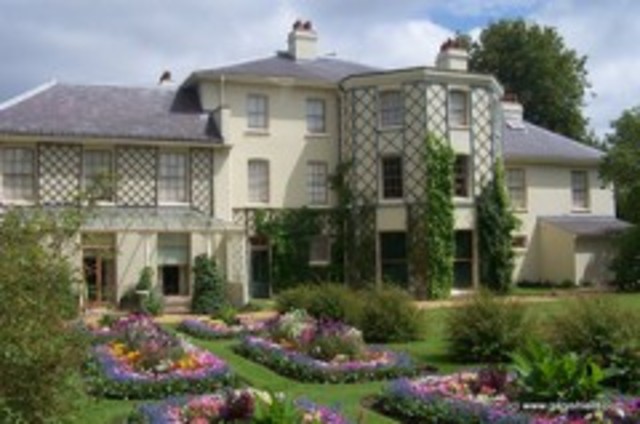 Se instala en Down House, Inglaterra.