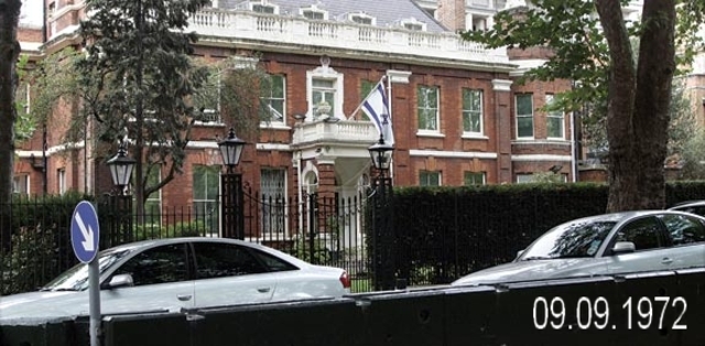 מעטפת נפץ נשלחת לשגרירות ישראל בלונדון והורגת דיפלומט