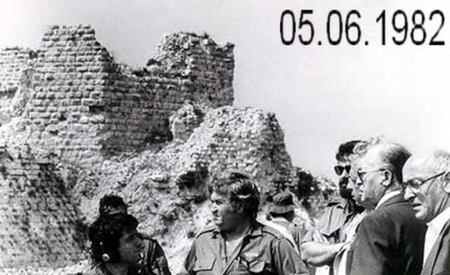 רה"מ מנחם בגין מורה על פתיחת מבצע שלום הגליל