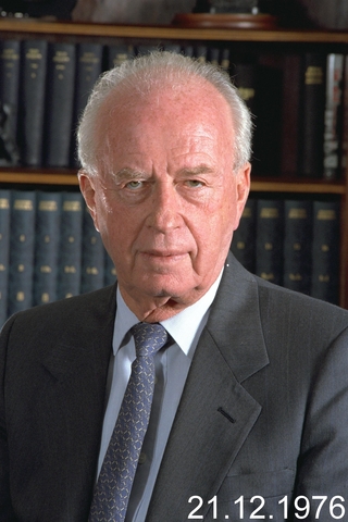 יצחק רבין מתפטר מתפקידו כראש הממשלה