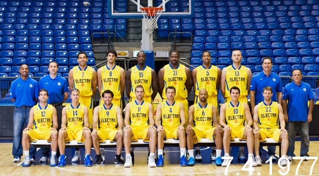 קבוצת הכדורסל מכבי תל אביב זוכה לריאשונה בגביע אירופה לאלופות