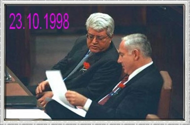 בנימין נתניהו ויאסר עראפת חותמים על הסכם ואי