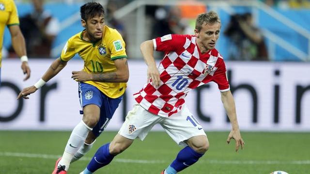 Brasil, con polémica, arrancó con el pie derecho