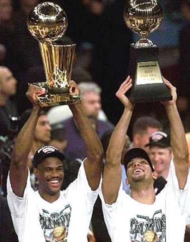 Todavía sin Ginóbili, los Spurs se consagran por primera vez