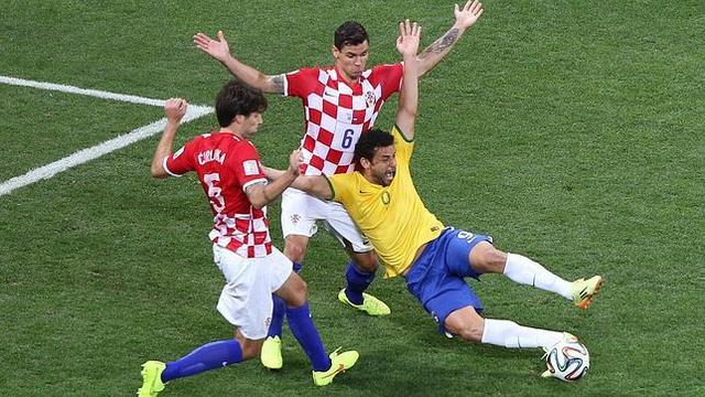 Penal inexistente y victoria brazuca