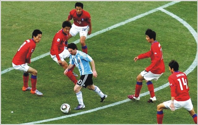 Messi titular, sin goles. Gran partido del diez