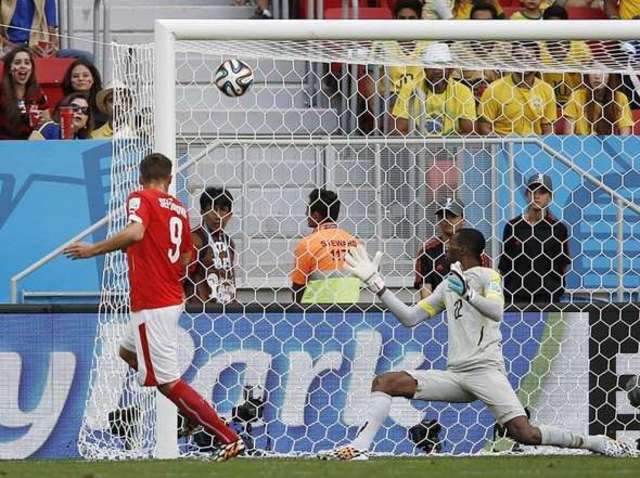 Con un gol sobre la hora, Suiza superó a Ecuador