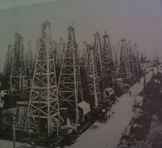 Spindletop produces over 17.5 million barrels of oil