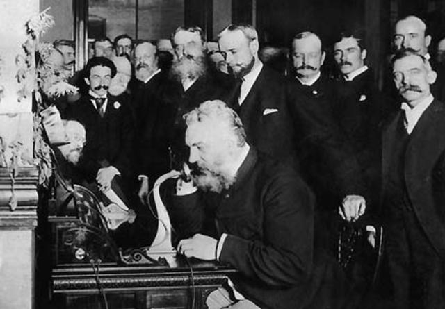 Alexander Graham Bell construyó y patentó el primer teléfono