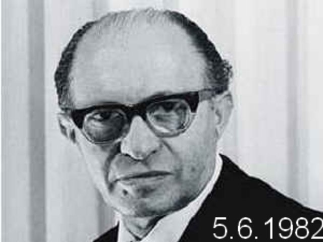 ראש הממשלה מנחם בגין מורה על פתיחת מבצע שלום לגליל