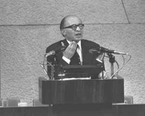 ראש הממשלה מנחם בגין מורה על פתיחת מבצע שלום הגליל.