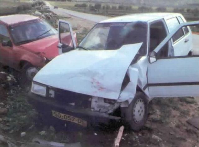 טרור יהודי בישראל: זוג גברים ישראלים רוצחים נהג מונית פלסטיני.